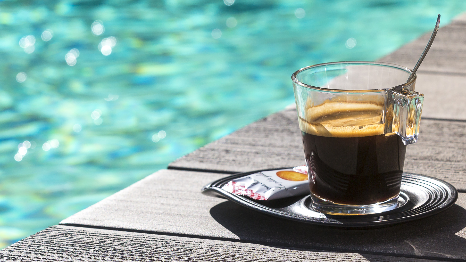 Boire un café au bord de la piscine